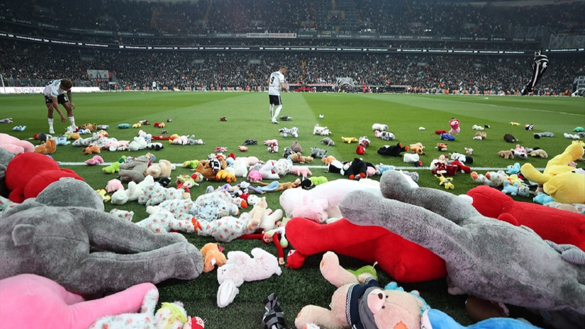 Beşiktaş taraftarı, depremzede çocuklar için sahayı oyuncaklarla donattı