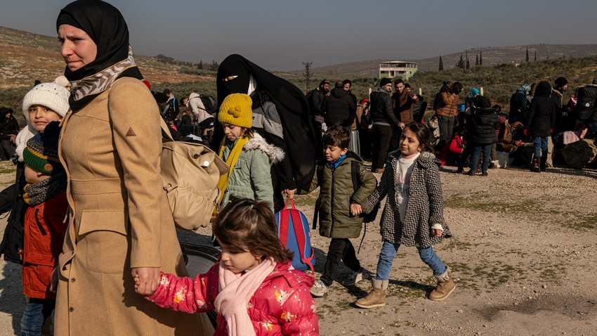 15 Şubat 2023 Çarşamba günü Cilvegözü sınır kapısında deprem evlerini kaybeden birçok Suriyeli ülkelerine geçmek için sıraya girdi (Fotoğraf: Nicole Tung/New York Times)