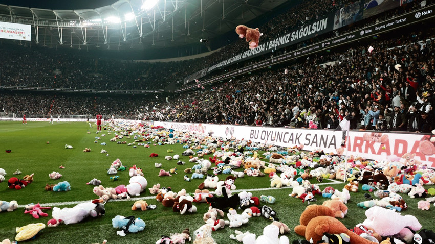 Beşiktaş taraftarı depremzede çocuklar için sahaya oyuncak attı.