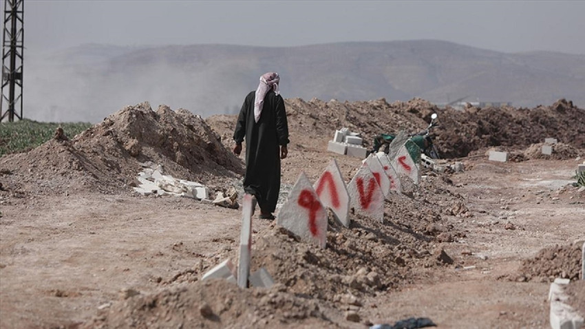Depremzedeler Suriye’de kimsesiz mezarlarda yakınlarını arıyor