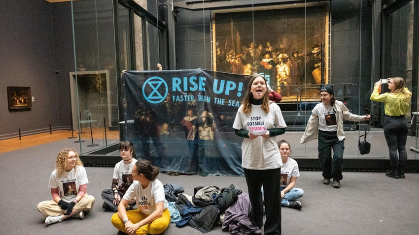 Hollanda'da çevreci aktivistlerden 'fosil yakıt' eylemi