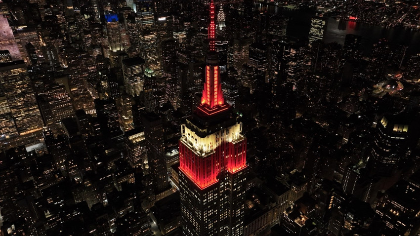 New York'ta Empire State binası depremzedeler için kırmızı beyaz renklerle ışıklandırıldı