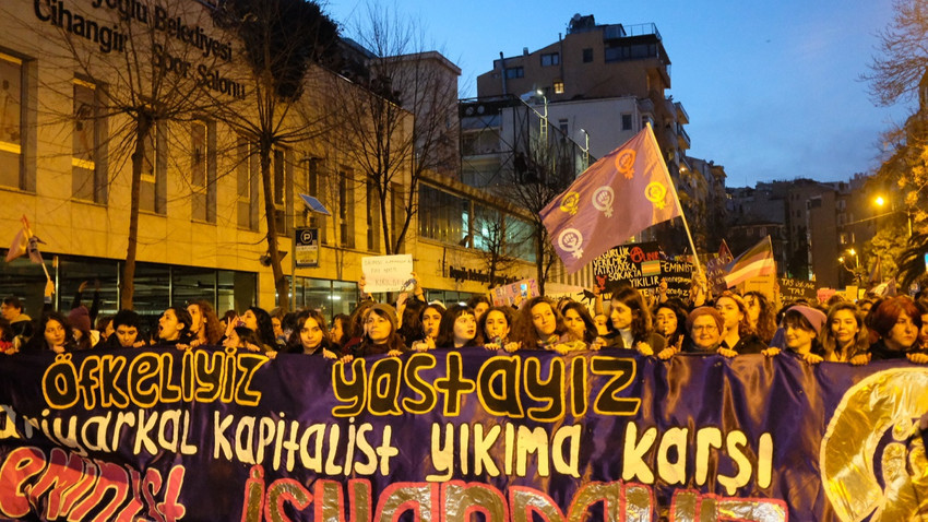 AP: İstanbul'da kadınlar yasağa rağmen yürüdü, polis biber gazı kullandı