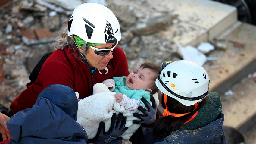 Hatay’da depremden 29 saat sonra bir anne ve 6 aylık bebeği enkazdan çıkarıldı.