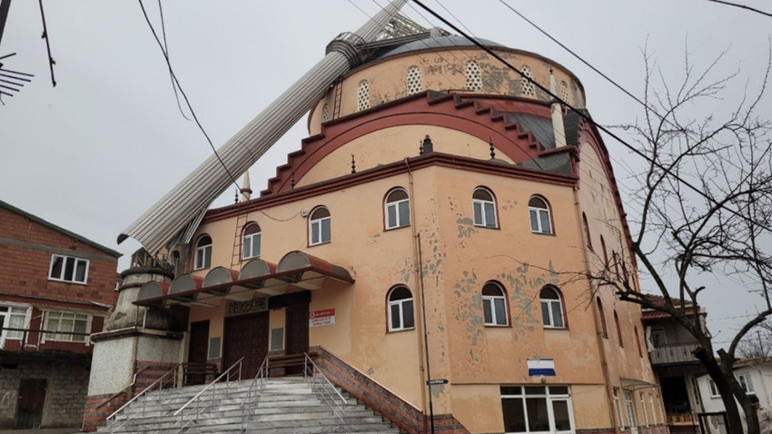 Zonguldak'ta şiddetli rüzgar köy camisinin minaresini devirdi