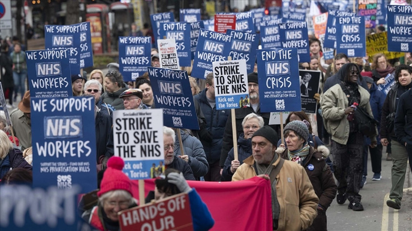 Londra'da greve giden sağlık çalışanlarına destek yürüyüşü