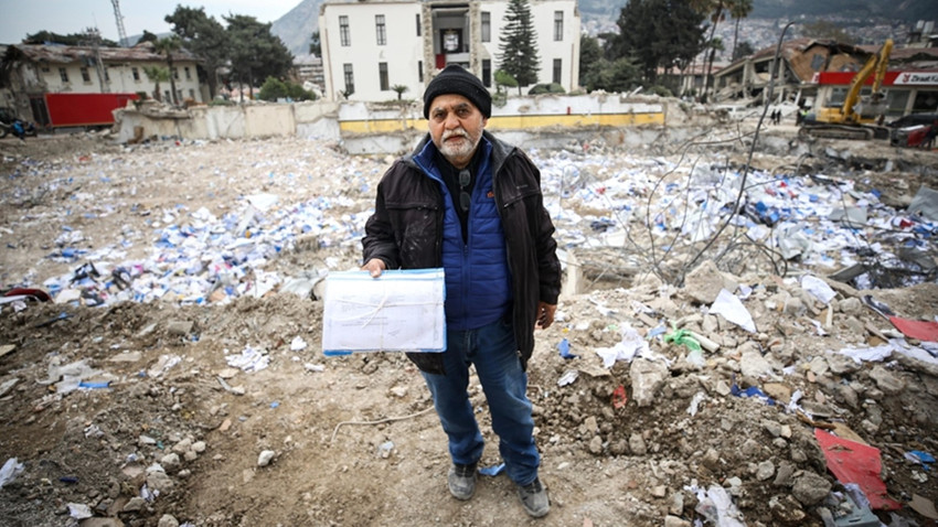 Hatay Büyükşehir Belediyesi enkazında evrak nöbeti