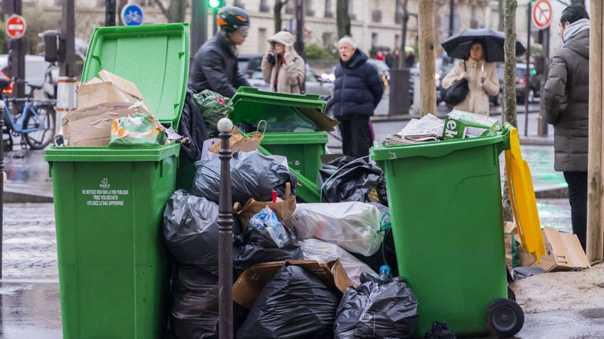 Fransız İçişleri Bakanı'ndan Paris Belediyesi'ne: Grevdeki çöpçüleri zorla çalıştır