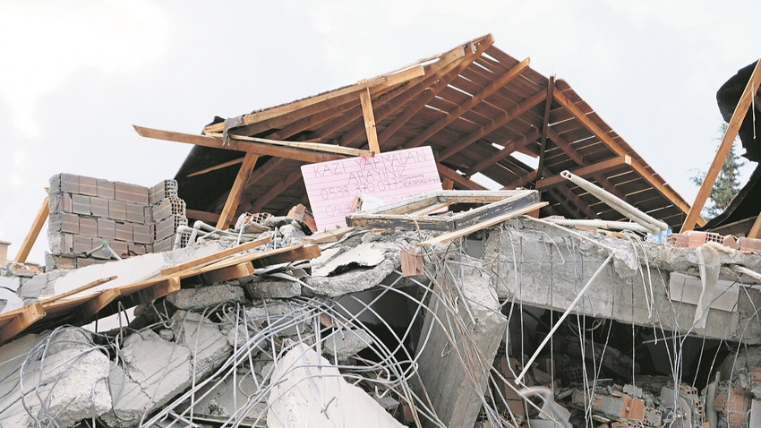 Şimdilerde Adıyaman’da enkazların üzerinde binalardan kurtulan depremzedelere ulaşılabilecek telefon numaraları yer alıyor
