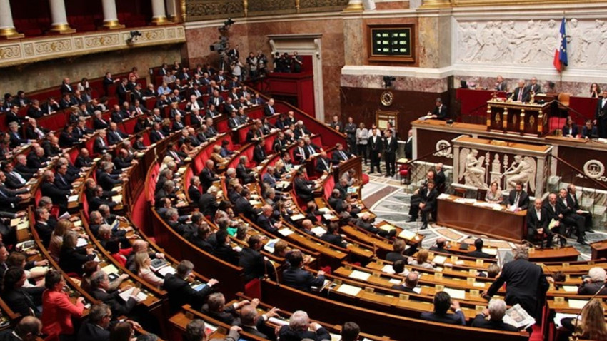 Fransa'da hükümete karşı sunulan gensorular reddedildi, yasa geçti