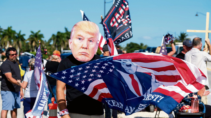 Destekçileri Trump’ın Mar-a-Lago’daki evinin yakınında eski başkan hakkındaki soruşturmayı protesto etmek için sokaklara döküldü. (Fotoğraf: Josh RitchIe/The New York Times)