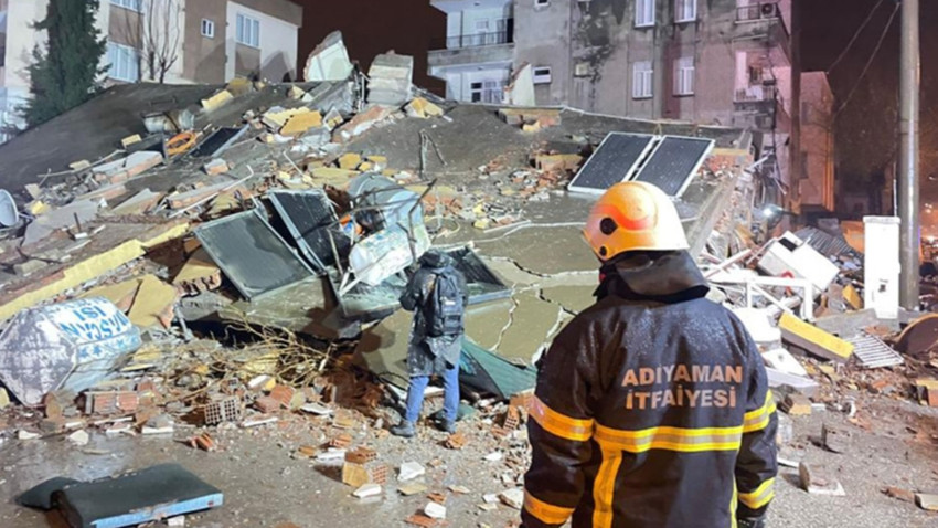 Adıyaman'da ağır hasarlı 3 katlı bina kendiliğinden çöktü