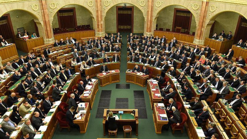Macaristan İsveç'in NATO üyeliğine onay oturumunu erteledi