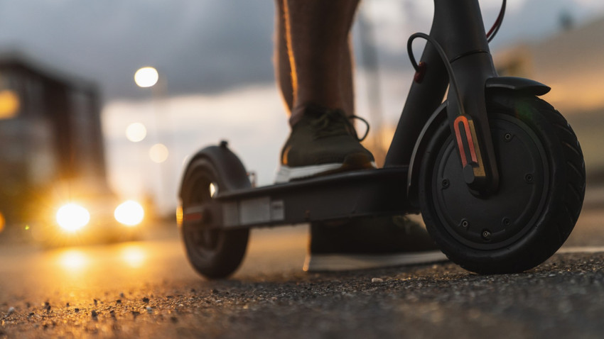 Fransa'da elektrikli scooter kullanım yaşı 14'e çıkacak