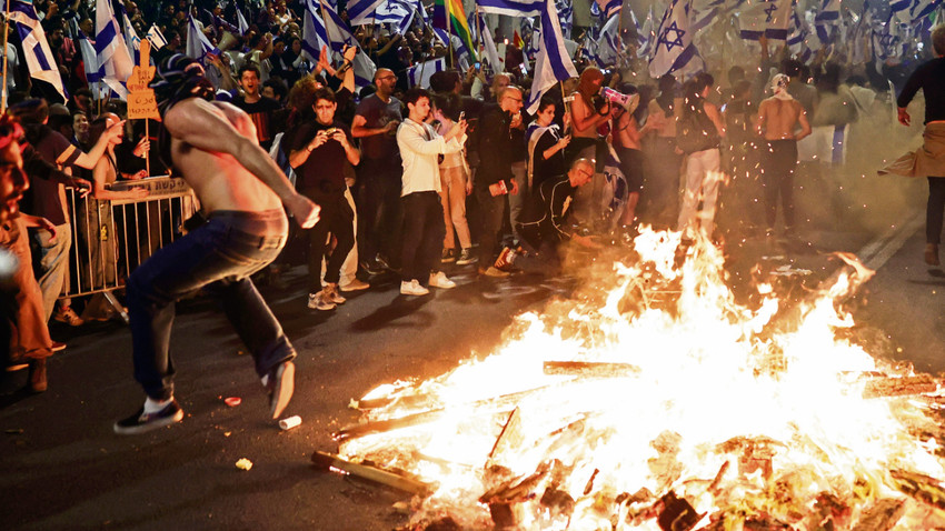 İsrail’de kitlesel eylemler Netanyahu’yu geri adım atmaya zorladı. (Fotoğraf: Yefimovich/Getty Images)