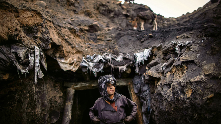 Afganistan’ın Baglan eyaletindeki bir madende günde birkaç euro’ya çalışan çocuk işçi. (Fotoğraf: Getty Images)