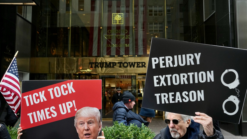 Göstericiler, büyük jürinin Manhattan'da Trump hakkında iddianame hazırlama kararı almasından bir gün sonra Trump Tower'ın önünde iddianame lehine pankartlar taşıdı (Fotoğraf: Todd Heisler/The New York Times)