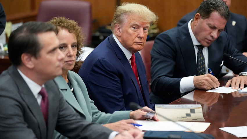 ABD eski Başkanı Donald Trump, duruşma salonunda avukatlarıyla birlikte otururken (Fotoğraf: Seth Wenig-Pool/Getty Images)