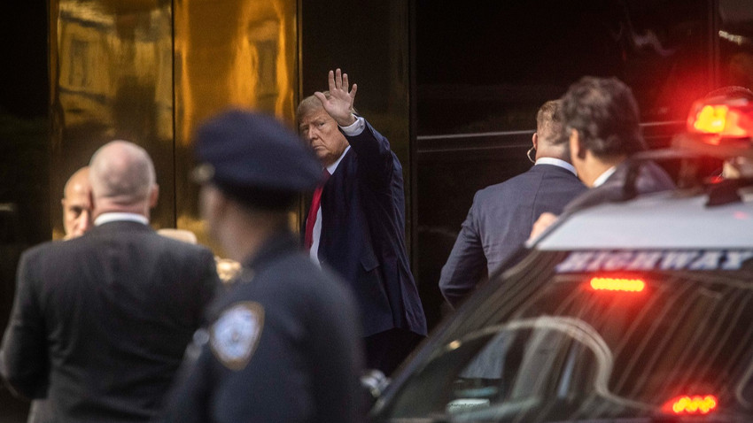 (Fotoğraf: Donald Trump, 3 Nisan'da New York'taki Trump Tower'a gelirken el sallıyor - Dave Sanders/The New York Times)