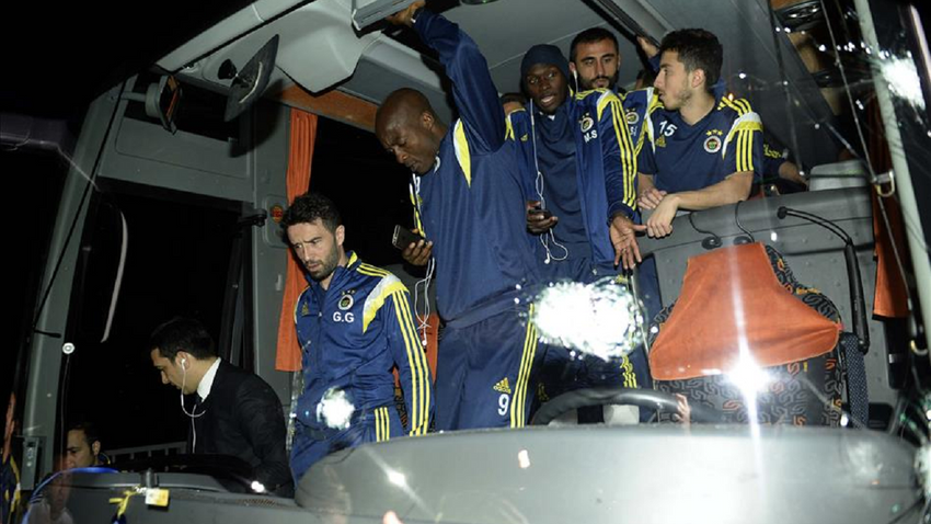 Fotoğraf: Kurşunlanma olayı sonrası Fenerbahçe takım otobüsü - 4 Nisan 2015