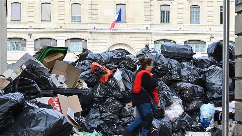 Paris'teki çöp toplayıcıları 13 Nisan'da süresiz greve gidecek