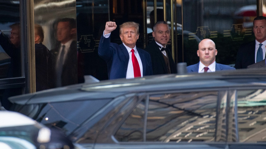 Donald Trump, 4 Nisan 2023'te Manhattan'da Trump Tower'dan ayrılırken sağ yumruğuna havaya kaldırarak selam verdi (FotoğraF: Gregg Vigliotti/New York Times)