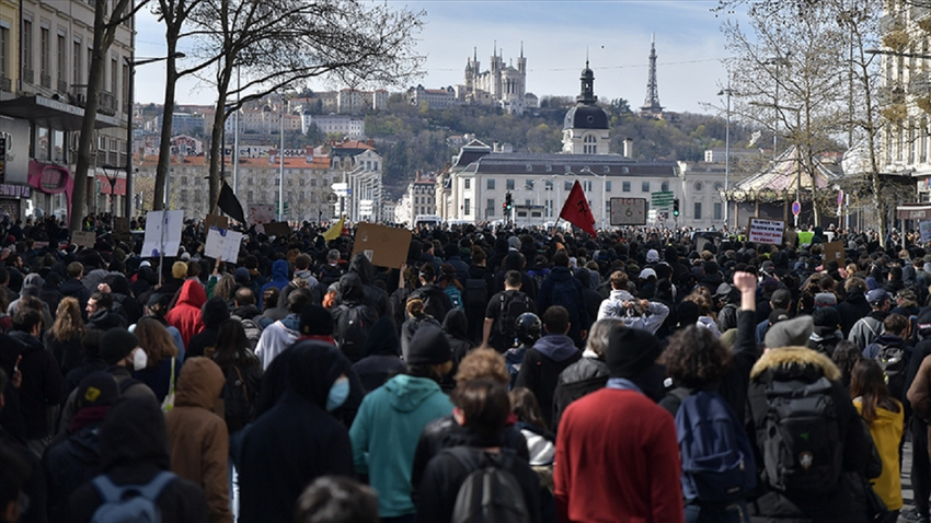 Fransa'da göstericiler 11. kez sokağa iniyor