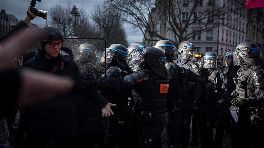 Fransız polisler de emeklilik reformuna karşı sokakta
