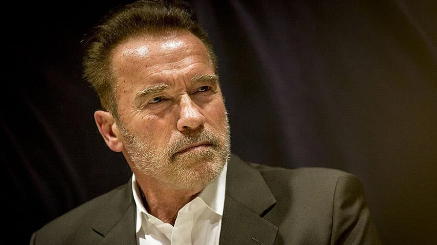 California'nın eski Valisi Schwarzenegger yoldaki çukuru kapattı