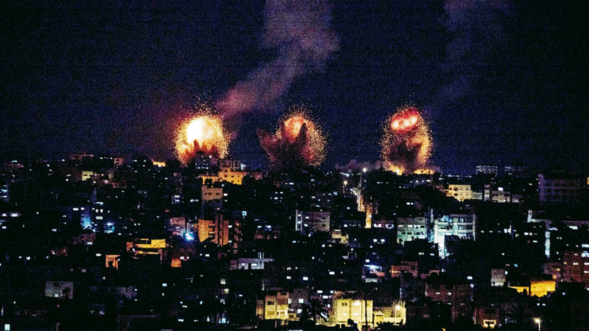 İsrail Gazze Şeridi’ndeki Han Yunus’u böyle bombaladı... ( Fotoğraf: Yousef Masoud/Getty Images)