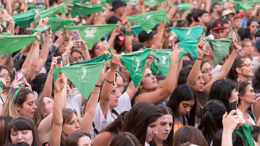 19 Şubat 2020'de Buenos Aires'te kürtaj hakkını savunan ve gösterilerin sembolü olan yeşil mendilleri kaldıran kadınlar.