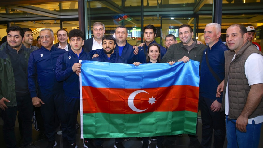 Ermenistan'daki bayrak yakma provokasyonu sonrası Azerbaycanlı halterciler Bakü'ye döndü