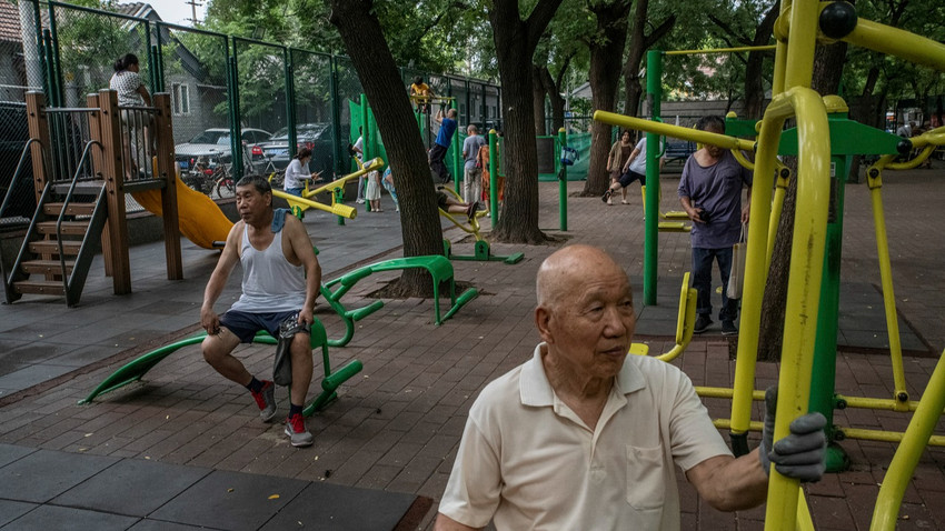 Pekin'de bir parkta spor yapan yaşlı vatandaşlar, 12 Ağustos 2022. Çalışma çağındaki nüfusun azalmasıyla Çin hükümeti hem yaşlanan hem de daha uzun yaşayan devasa bir nüfusu ayakta tutmakta zorlanabilir. (Gilles Sabrié/The New York Times)