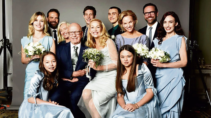 Soldan sağa Georgia May Jagger, Chloe Murdoch, Lachlan Murdoch, Prudence Murdoch, Rupert Murdoch, James Jagger, Jerry Hall, Gabriel Jagger, Elisabeth Murdoch, Grace Murdoch, James Murdoch, Lizzie Jagger