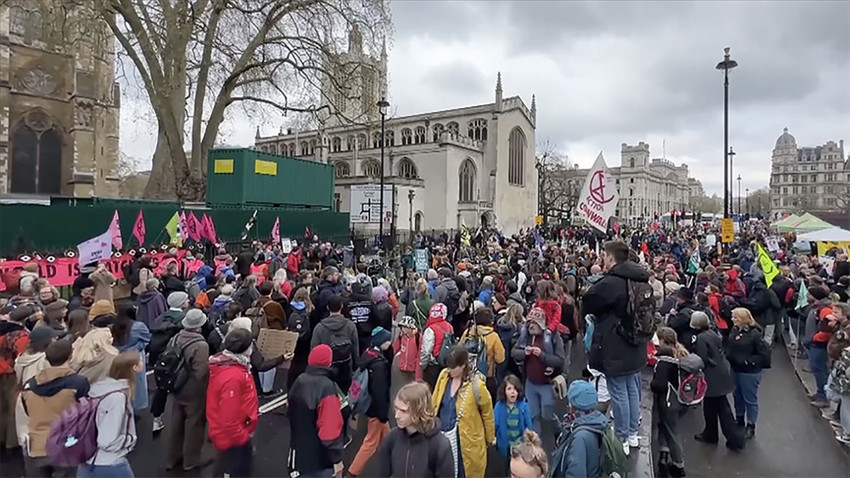 Londra'da Yok Oluş İsyanı çağrı yaptı binlerce kişi meydanlara indi