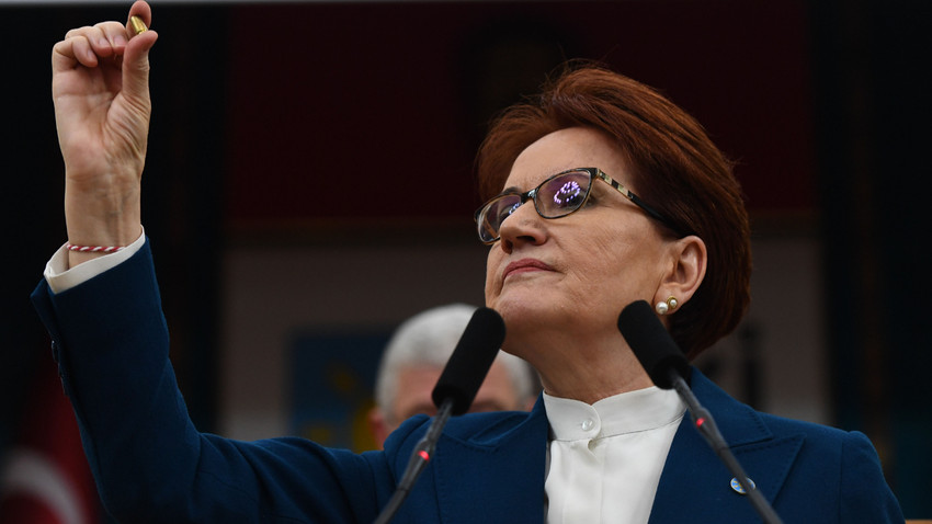 Meral Akşener kürsüden attığı kovanların anlamını açıkladı