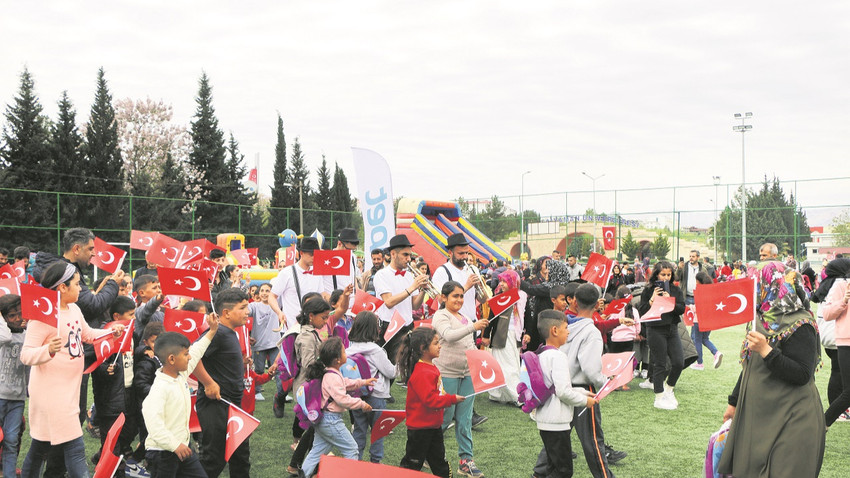 23 Nisan kutlamalarında  çocuklar  farklı spor, müzik ve oyun etkinliklerine katıldı.