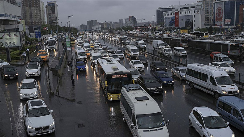 İstanbul'da sağanak etkili oldu: Trafik yoğunluğu yüzde 76