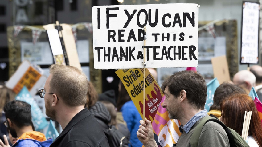 Öğretmenler Londra'da sokağa döküldü: Maaşlar yüksek değil, Sunak yalan söylüyor