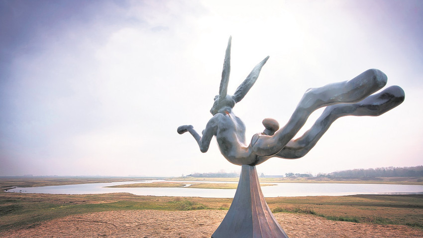 Knokke-Heist’taki “uçan tavşan” heykeli.