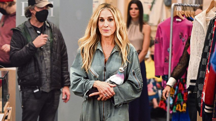 JW Anderson ‘ın güvercin çantasını Sarah Jessica Parker da kullanıyor.