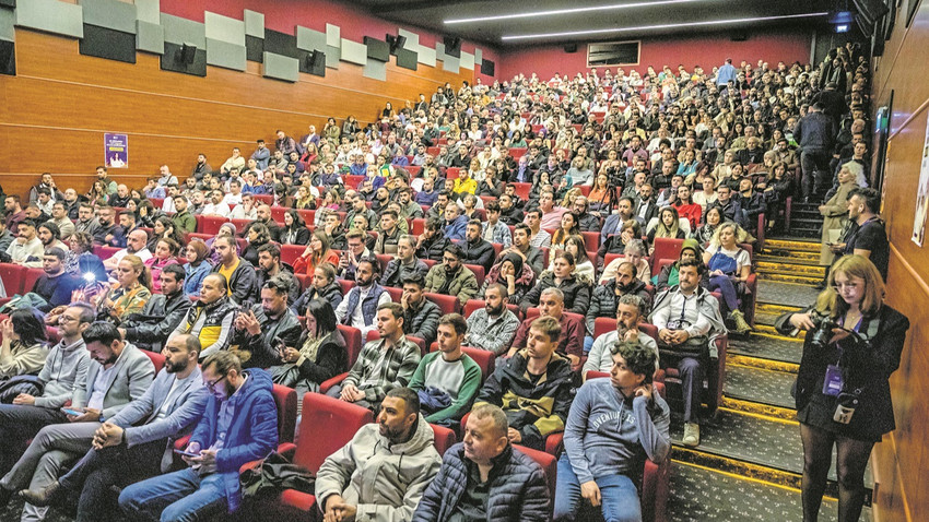 Bin 200’den fazla kişinin katıldığı seminerde salon yetmeyince iki oturum düzenlendi. (Fotoğraf: Ozan Acıdere)