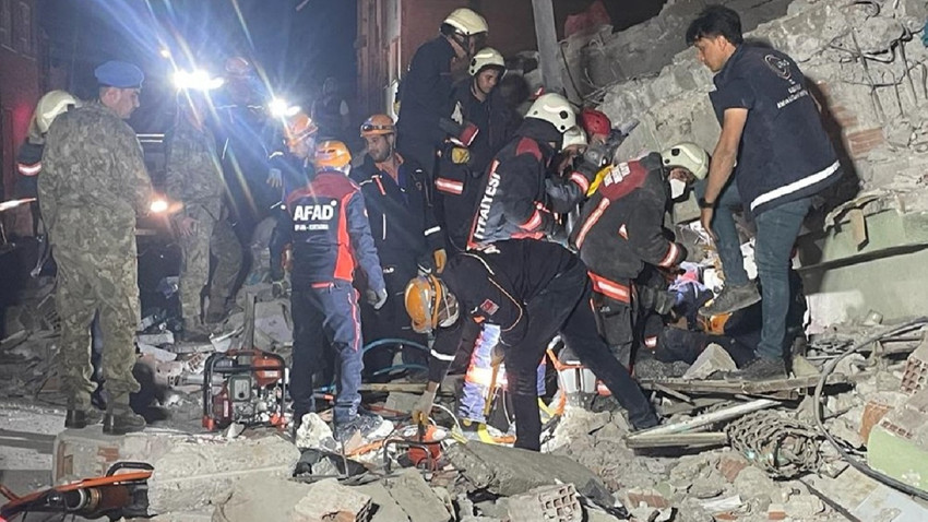 Malatya'da ağır hasarlı 3 katlı binanın kendiliğinden çökmesi sonucu 1 kişi enkaz altında kaldı
