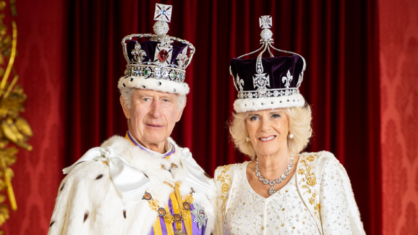 Kral Charles ve Kraliçe Camilla'nın resmi kraliyet portreleri yayınlandı