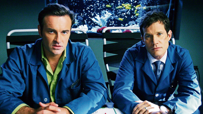 Dylan Walsh (sağda) ve Julian McMahon