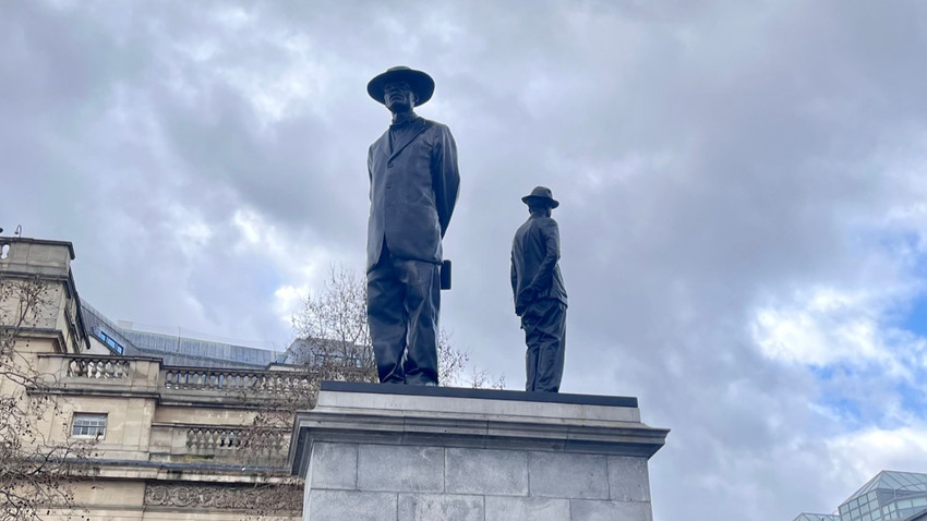 Londra Trafalgar Meyda’nındaki 4. Kaide’de şapka takan bir Afrikalı var