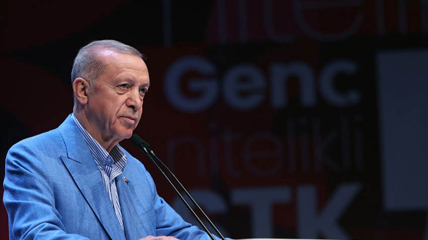 Erdoğan'dan gençlere mesaj: Kimsenin hayallerinizle aranıza girmesine müsaade etmeyin