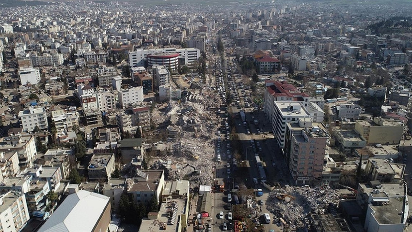Depremde 60 kişinin yaşamını yitirdiği apartmanın ruhsatsız inşa edildiği ortaya çıktı