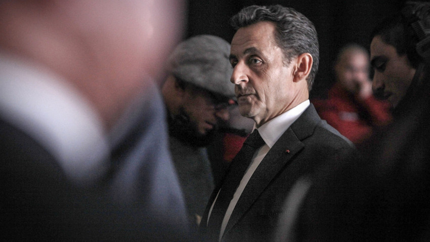 Sarkozy'nin karıştığı skandallar, başında Demokles'in kılıcı gibi sallanıyor