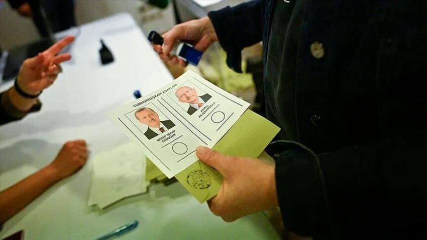 Yurt dışında ve gümrüklerde, yurt dışı kütüğünde kayıtlı olanlar oy kullanabiliyor